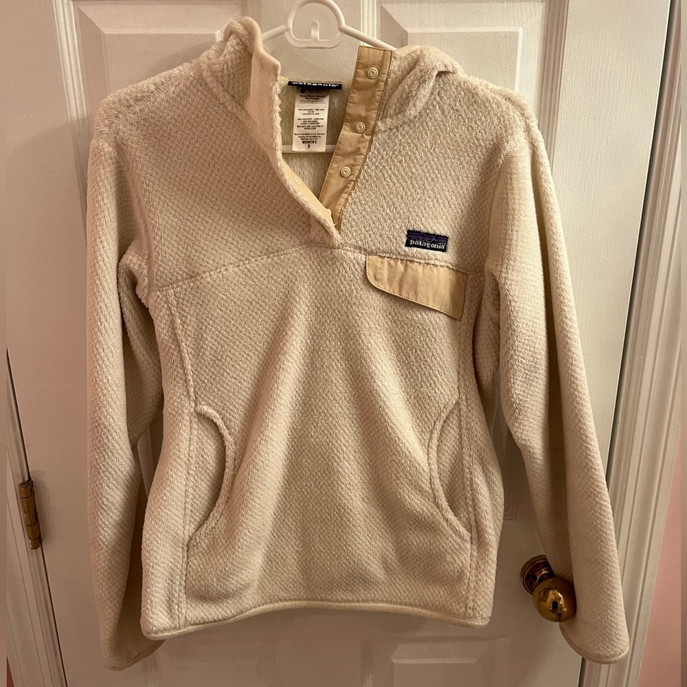 Patagonia white re tool snap pullover with hood, size small women’s